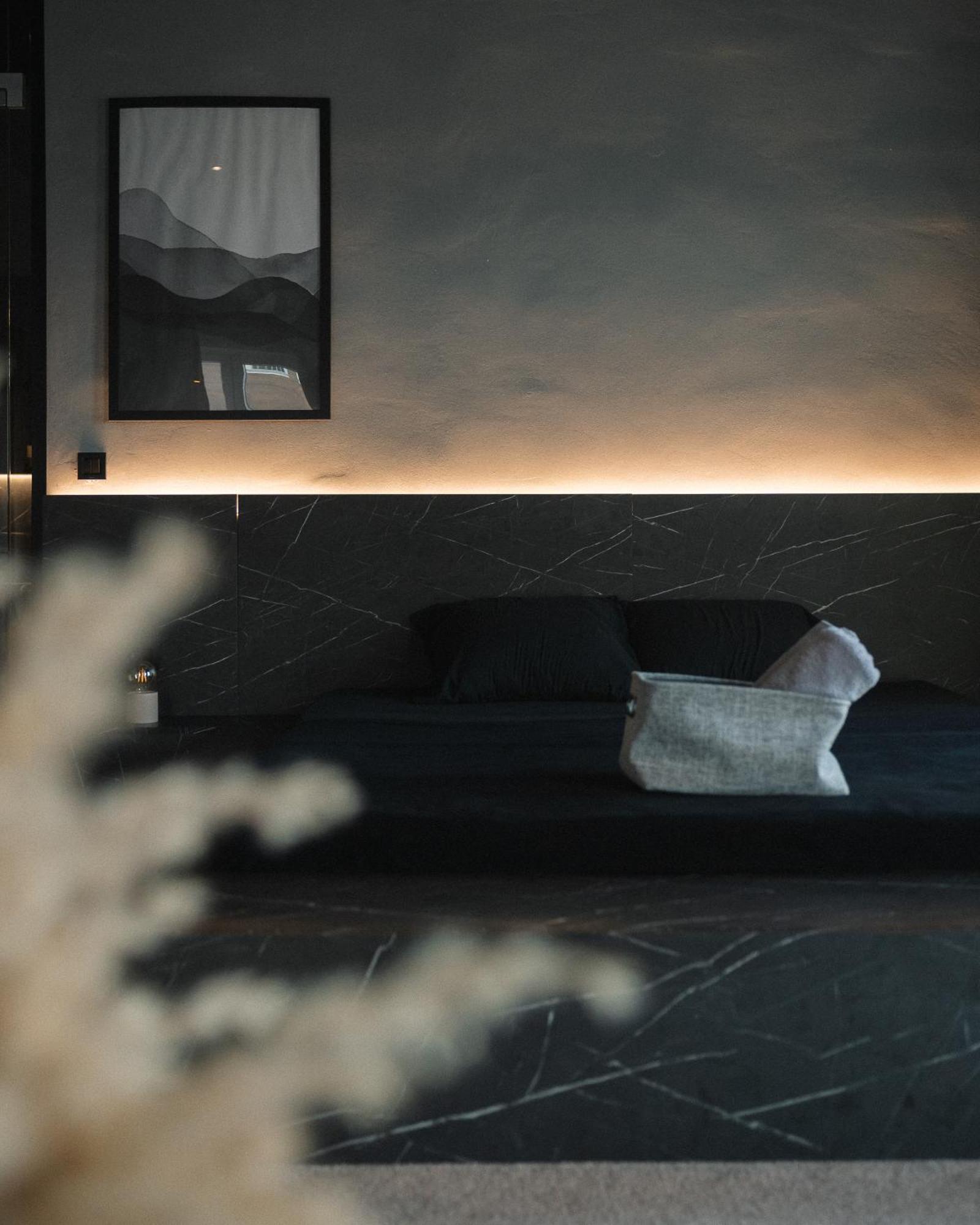 Etern Apart Hotel Prishtine Bagian luar foto
